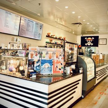 A modern UK caf&eacute; displaying finished bubble tea drinks, representing key bubble tea industry trends for 2026.