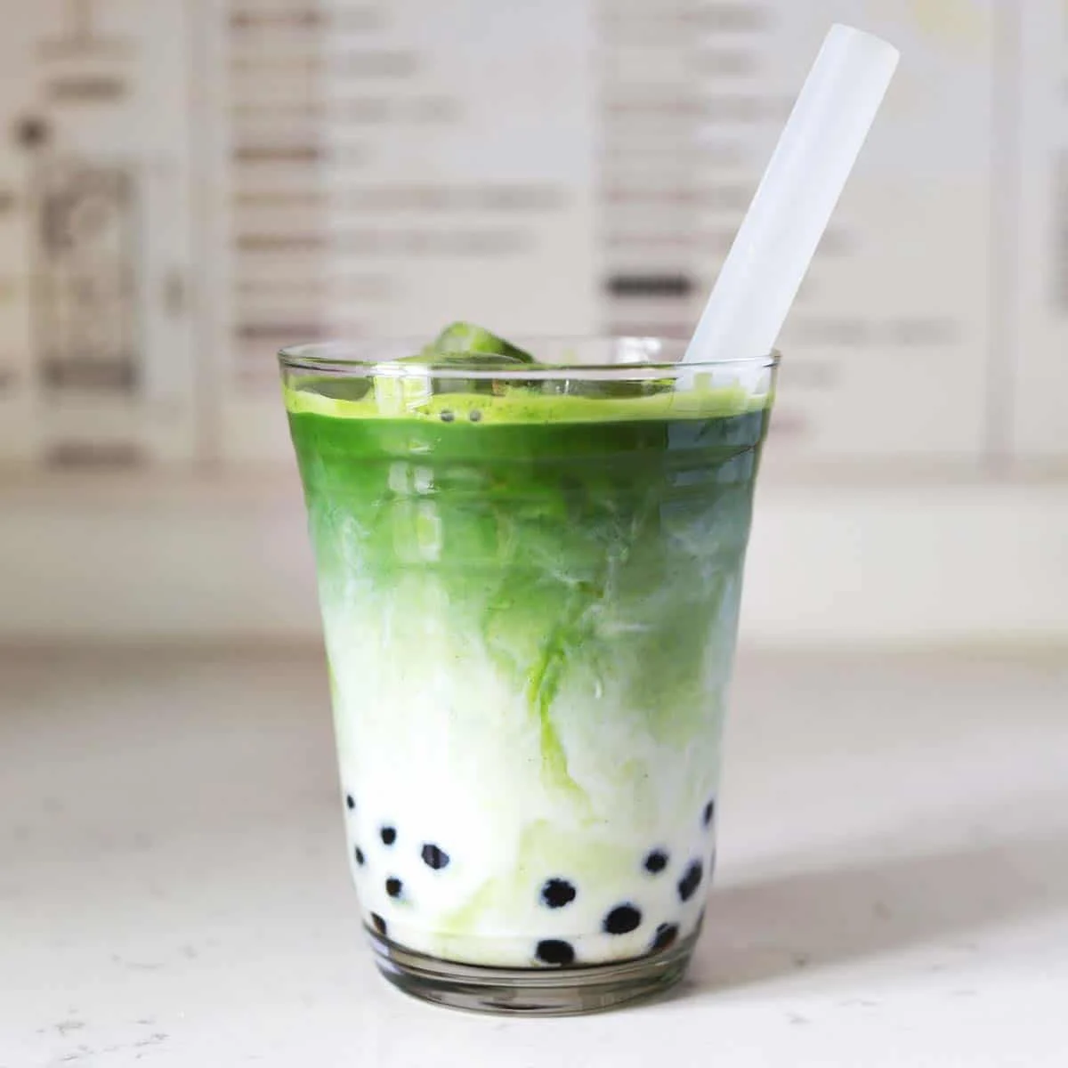 Matcha bubble tea and matcha latte drinks served in caf&eacute;s, highlighting matcha trends in the UK bubble tea market.